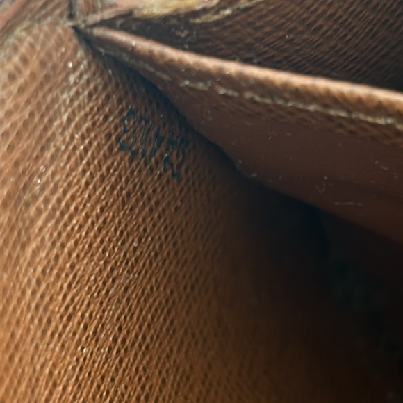Authentic LOUIS VUITTON Genuine Leather Brown Zippy Wallet - Picture 15 of 15